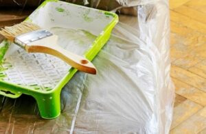 خطوات اعمال الدهانات.. ما هي الطرق الصحيحة الواجب توافرها؟ - 6 Cover the furniture while painting قم بتغطية الأثاث والمقابض أثناء الدهان