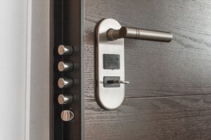 تعرف على اشكال ابواب المنازل عبر شركة شطب للديكورات والتشطيبات - 3 Stainless steel doors ابواب من الاستانلس ستيل