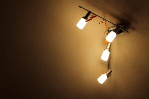 12 من افضل انواع الاضاءة المنزلية تساعدك على بروز بيتك بشكل راقي - 13 Track lighting الإضاءة المسارية