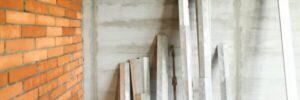 مراحل تشطيب شقة على الطوب الاحمر.. ما هي الخطوات والأدوات اللازمة؟ - 2 finishing-building-tools-standing-wall مراحل تشطيب شقة على الطوب الاحمر